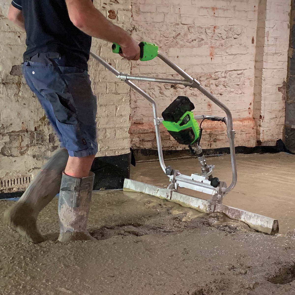 Battery powered screeds by Speedcrete. Level and vibrate your concrete indoors or outdoors with ease. This low noise unit has no fumes and special vibration reduction handles. Available in the United Kingdom and can be shipped.