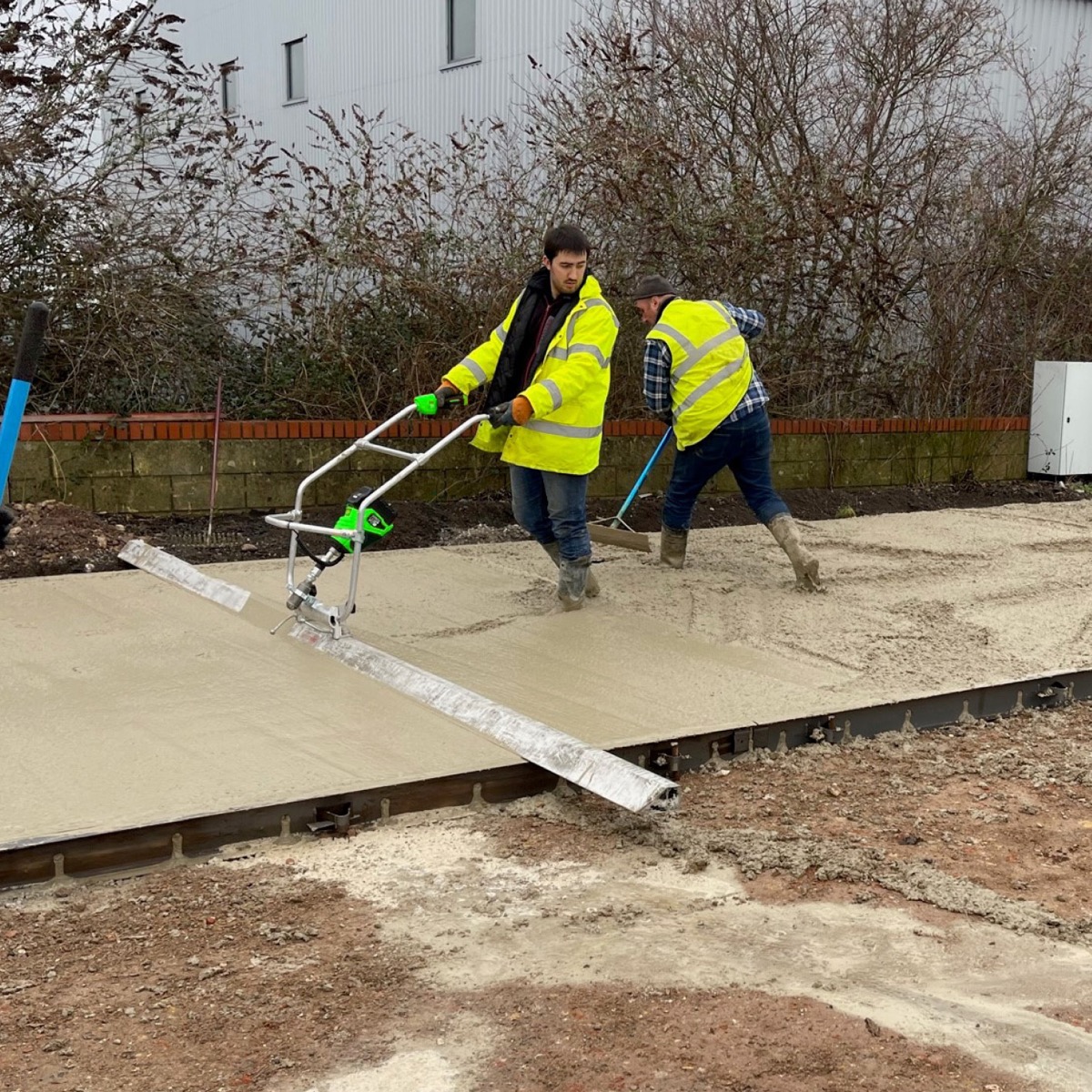 Battery powered screeds by Speedcrete. Level and vibrate your concrete indoors or outdoors with ease. This low noise unit has no fumes and special vibration reduction handles. Available in the United Kingdom and can be shipped.