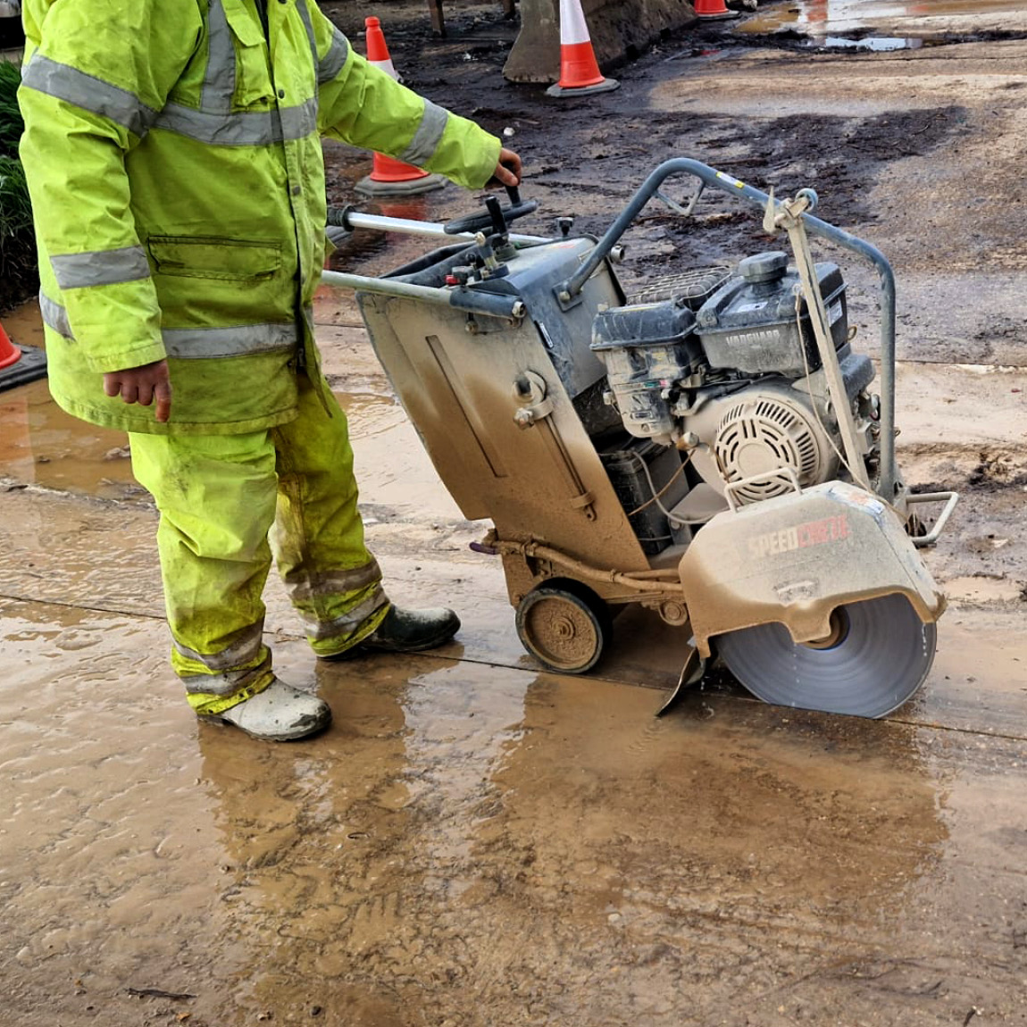 This Floor Saw is designed to cut concrete to a maximum depth of 190mm. This self propelled floor saw is powered by a petrol Vanguard which produces 14 horse power. Available from Speedcrete United Kingdom.