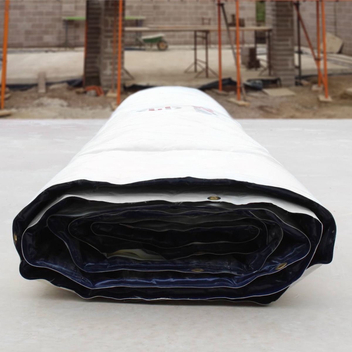 These protective blankets measure 6 x 3 metres and are used by concrete professionals to provide protection to freshly poured concrete slabs during cold weather conditions. This durable blanket insulates against frost during the winter and can also be use