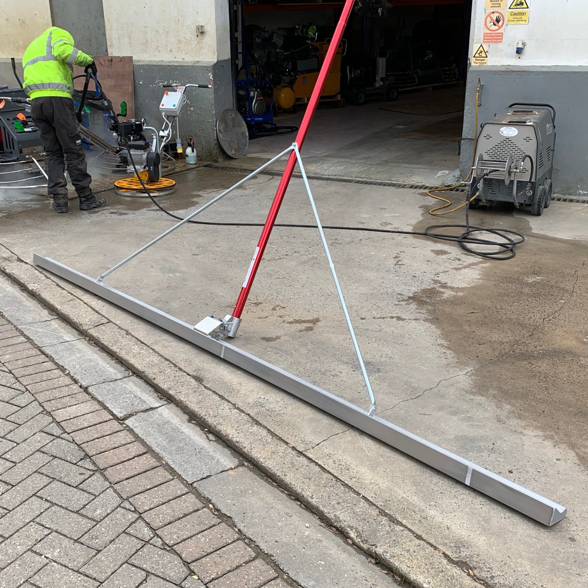 Light weight Magnesium Bump Cutter for concrete surface finishing float tool.
Supplied by Speedcrete, United Kingdom.