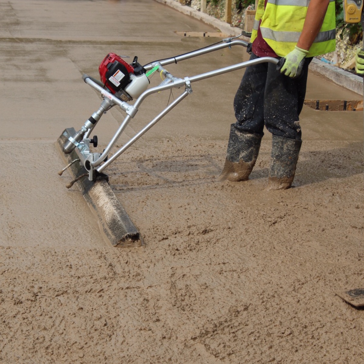 The popular Multivibe Powerscreed is designed to run on the surface of the concrete without form work, this allows flood pouring to complete a slab. This concrete finishing tool allows the operative to achieve concrete consolidation by efficiently transmi