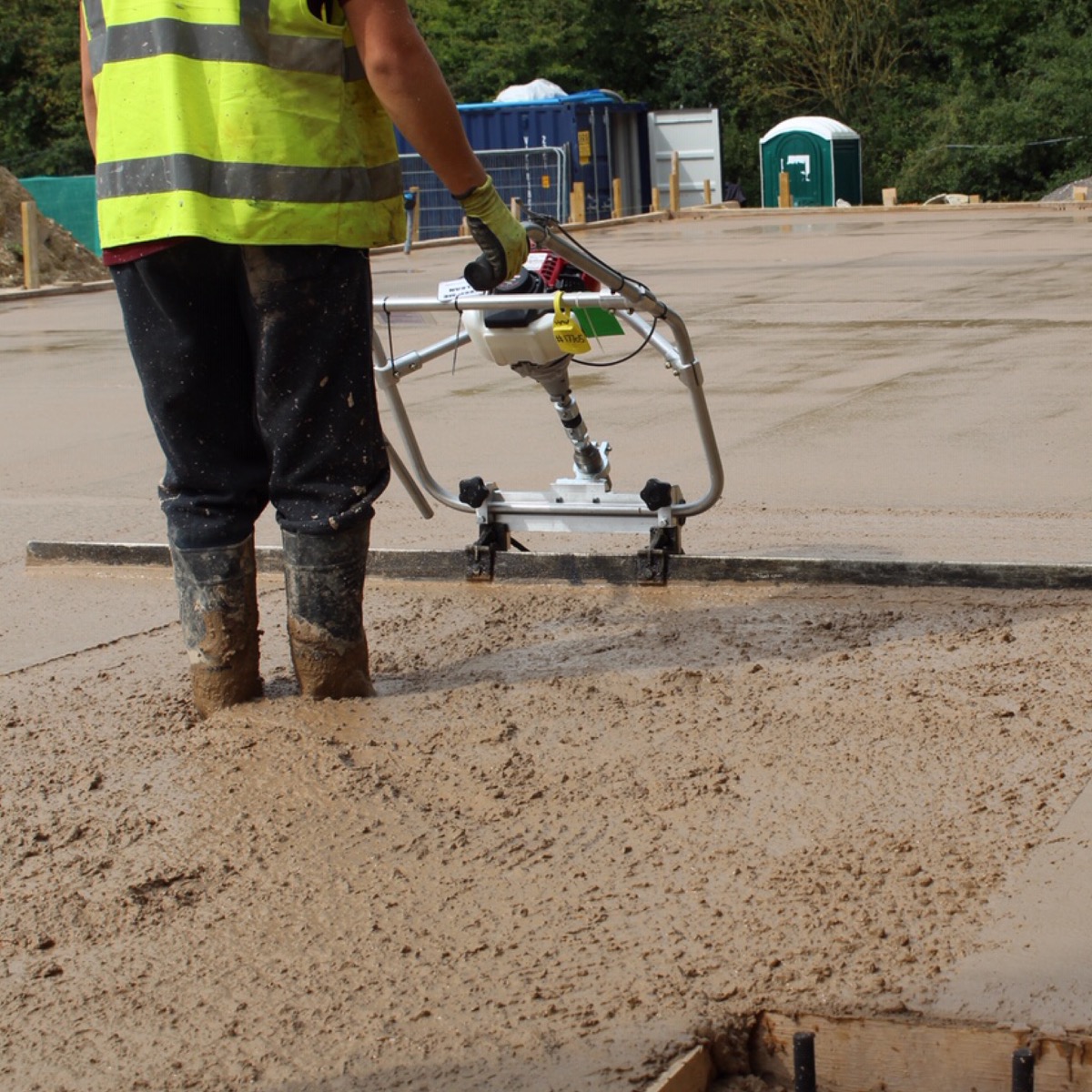 The popular Multivibe Powerscreed is designed to run on the surface of the concrete without form work, this allows flood pouring to complete a slab. This concrete finishing tool allows the operative to achieve concrete consolidation by efficiently transmi