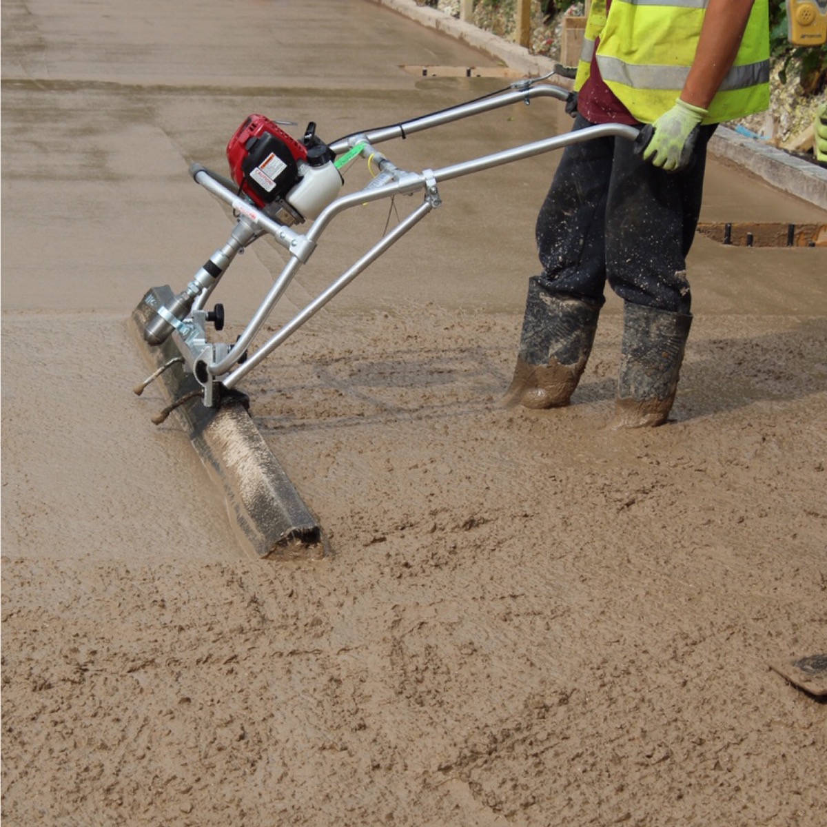 The concrete multivibe Honda Powered. This concrete finishing tool allows the operative to achieve concrete consolidation by efficiently transmitting vibration evenly arcoss the bar (beam) for optimal compaction. Available from Speedcrete, United Kingdom.