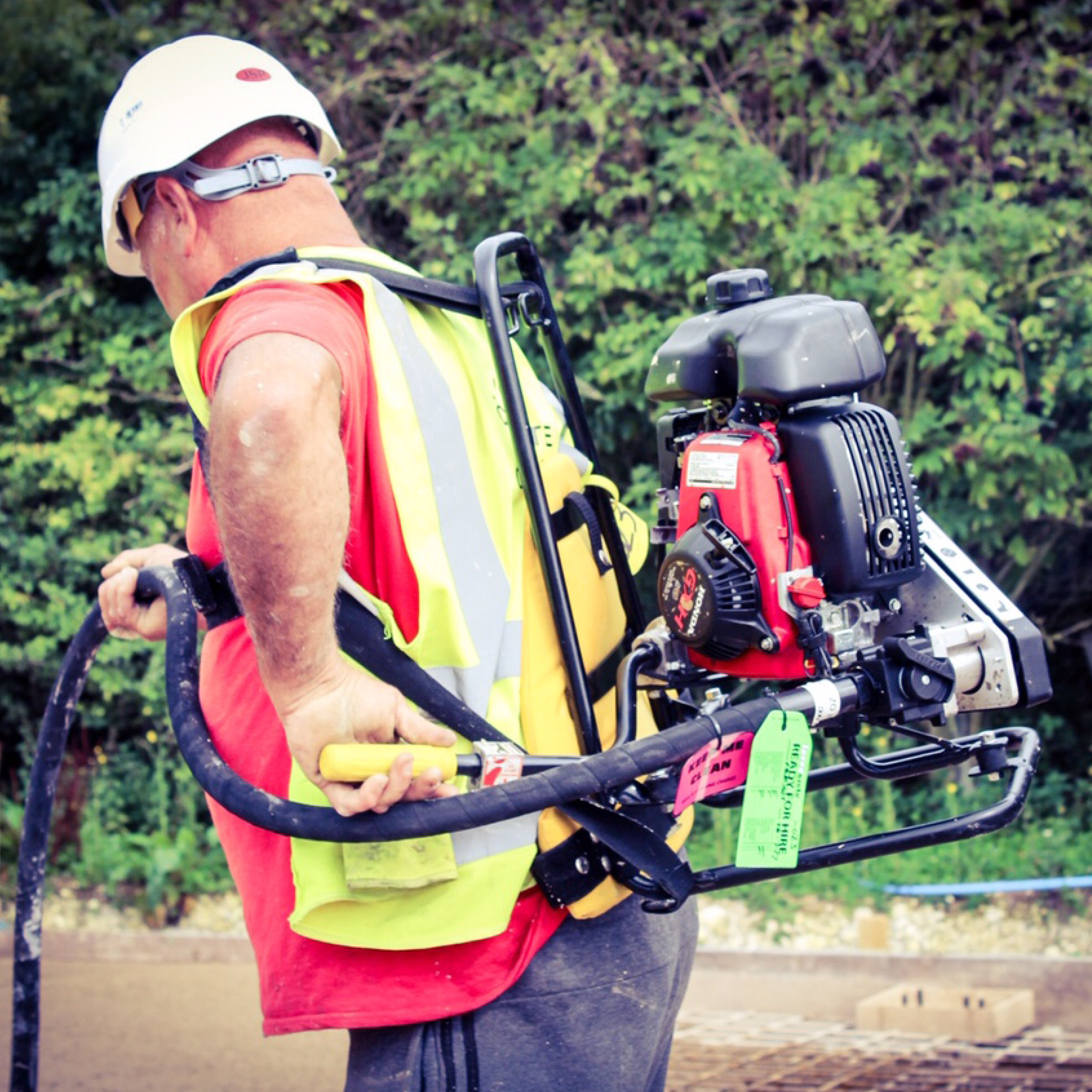 Allen Engineering backpack GXH50 Honda drive unit, available from Speedcrete United Kingdom. This concrete vibratory poker backpack and engine can connect to various vibrator flex lengths and head size combinations.