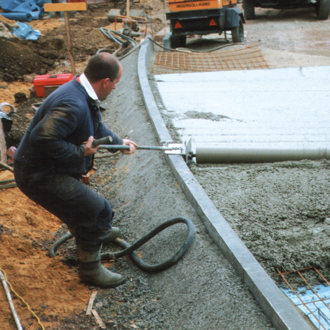 This device fits to the cold end / un-driven end of the Bunyan striker tube. The kerb crawler simply slides along the top of the kerb and it permits the screeding of the concrete right to the face of the kerb. Available from Speedcrete, United Kingdom.