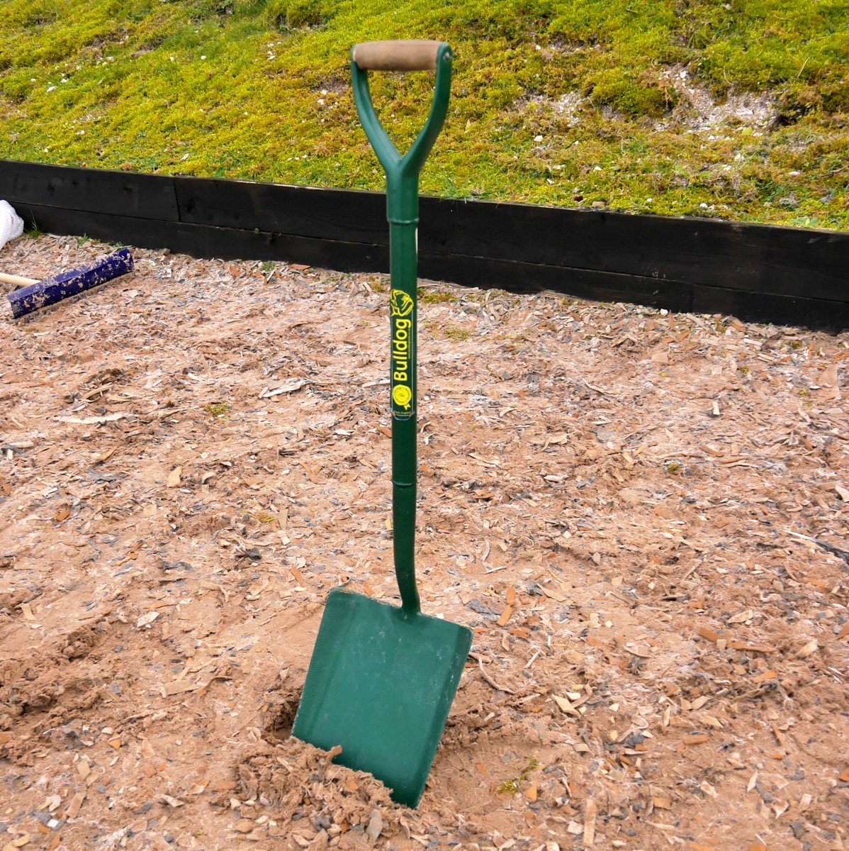 Solid forged shovel from one piece of steel to give maximum strength. The taper blade style spade makes breaking into aggregate easier every time. These shovels are used on construction sites and are available from Speedcrete, United Kingdom.