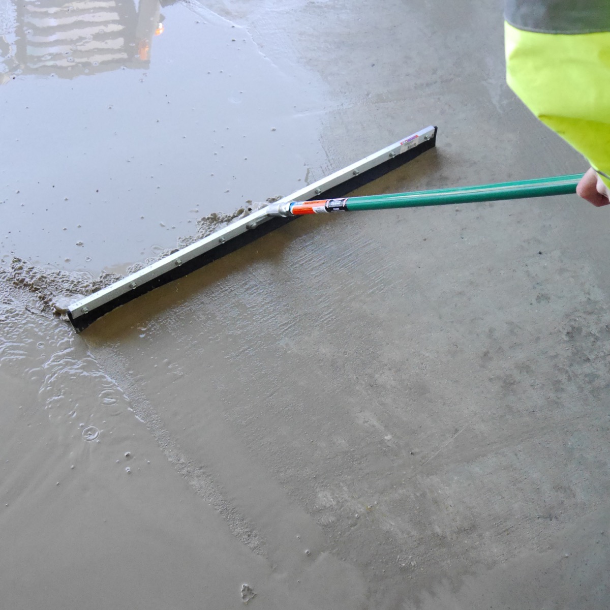 Speedcrete supply a straight edge 3ft squeegee available to purchase from the online shop. This squeegee is used to move surface water or can be used to place resin on resin bound flooring projects.