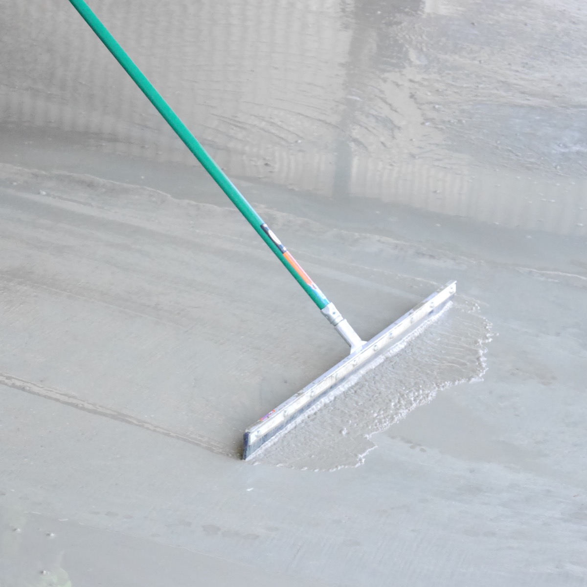 Speedcrete supply a straight edge 3ft squeegee available to purchase from the online shop. This squeegee is used to move surface water or can be used to place resin on resin bound flooring projects.