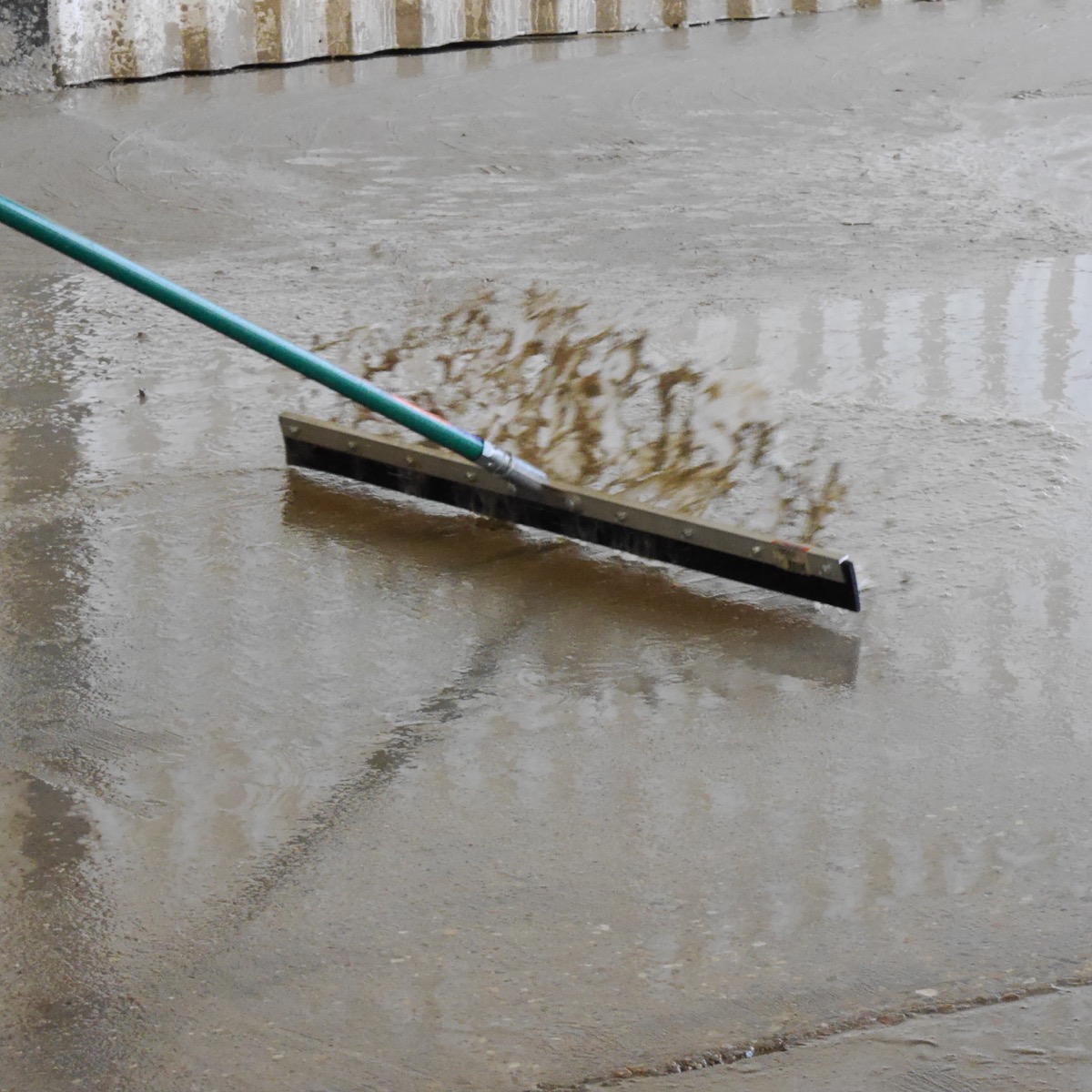 Speedcrete supply a straight edge 3ft squeegee available to purchase from the online shop. This squeegee is used to move surface water or can be used to place resin on resin bound flooring projects.